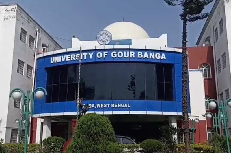 রক্তাক্ত গৌড়বঙ্গ বিশ্ববিদ্যালয়, ছাত্রীর গলায় ছুরির কোপ 1 full