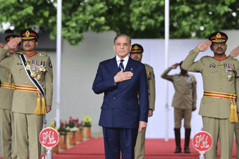 যুদ্ধের আবহে ISI সদর দফতরে পাকিস্তানের প্রধানমন্ত্রী 1 full