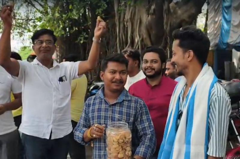 অনুব্রত নেই তো কী! দুর্গাপুরে স্ট্রং রুমের পাহারায় এবার ‘গুড়-বাতাসা’, ৪ জুনের জন্য তৈরি হচ্ছে ‘পাচন’! অনুব্রত নেই তো কী! দুর্গাপুরে স্ট্রং রুমের পাহারায় এবার ‘গুড়-বাতাসা’, ৪ জুনের জন্য তৈরি হচ্ছে ‘পাচন’!