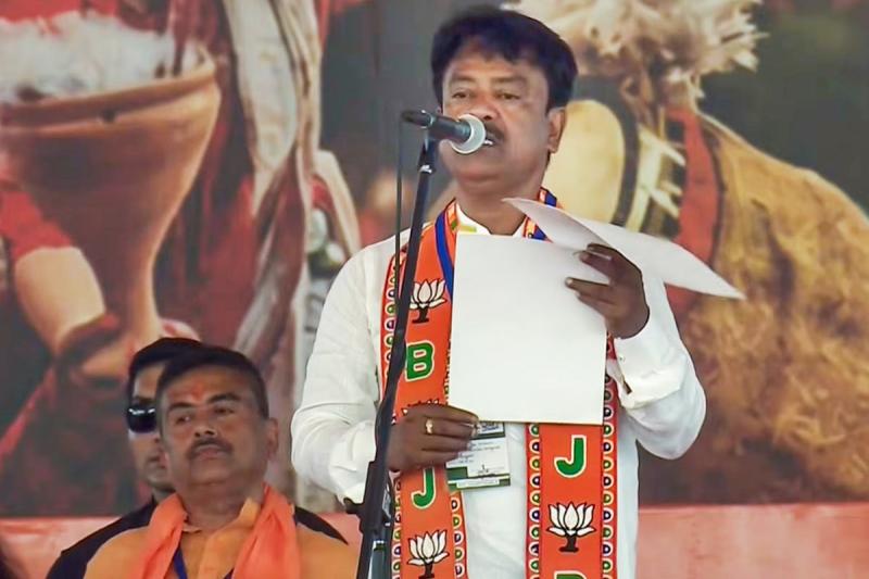 রেশন দুর্নীতিতে কড়া পদক্ষেপের বার্তা, সাত দিনের সময় চাইলেন খাদ্যমন্ত্রী অশোক কীর্তনিয়া রেশন দুর্নীতিতে কড়া পদক্ষেপের বার্তা, সাত দিনের সময় চাইলেন খাদ্যমন্ত্রী অশোক কীর্তনিয়া