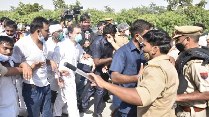 राहुल-प्रियंका समेत 203 लोगों के ख़िलाफ़ एफ़आईआर दर्ज, नहीं जाने दिया हाथरस