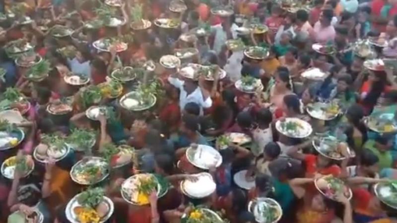 कर्नाटक: मंदिर में आयोजित मेले में उमड़े लोग, न मास्क पहना, न सोशल डिस्टेंसिंग रखी