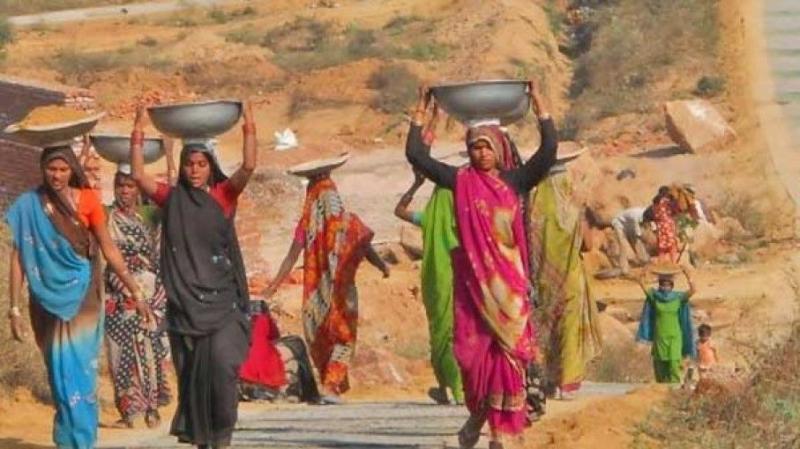 छह साल में पौने तीन करोड़ ग्रामीण महिलाओं ने नौकरी ढूँढना ही छोड़ दिया