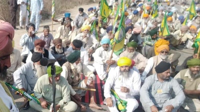 किसान आंदोलन: दिल्ली के बॉर्डर्स पर धरना जारी, सरकार भी अड़ी