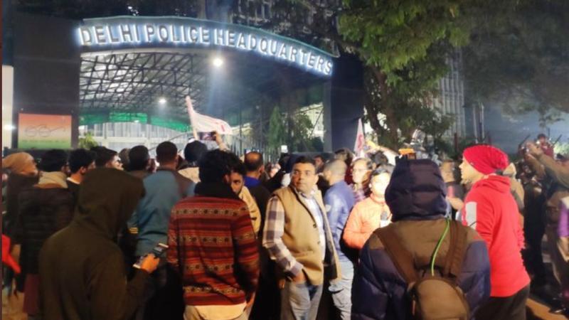 जेएनयू में हिंसा के विरोध में दिल्ली पुलिस हेडक्वार्टर पर छात्रों का प्रदर्शन