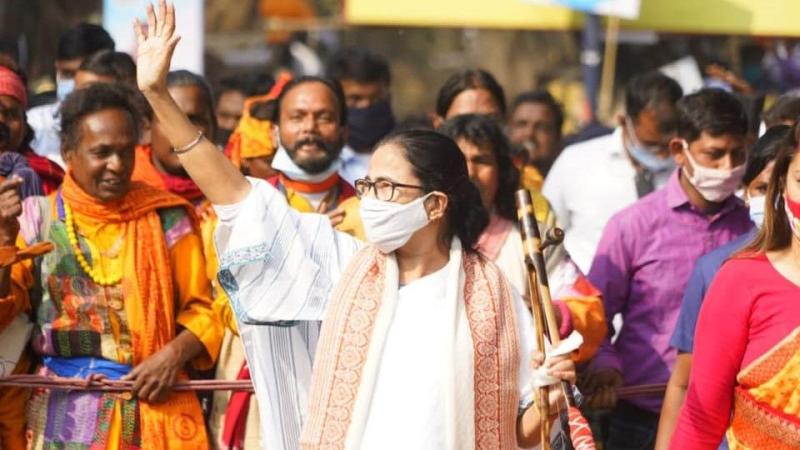 शाह के बाद ममता ने भी की बोलपुर में रैली, भीड़ जुटाकर दिखाई ताक़त