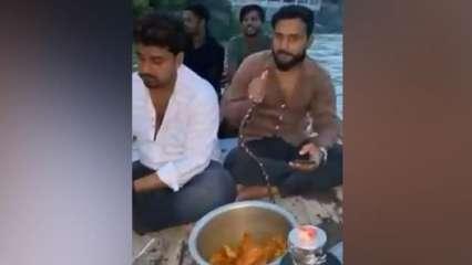 गंगा नदी में मांस खाने और हुक्का पीने पर आपत्ति क्यों? 