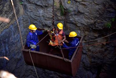 Divers use a pulley to enter a coal mine that collapsed in Ksan, in the northeastern state of Meghalaya, December 29, 2018. Photo: Reuters/Anuwar Hazarika/Files
