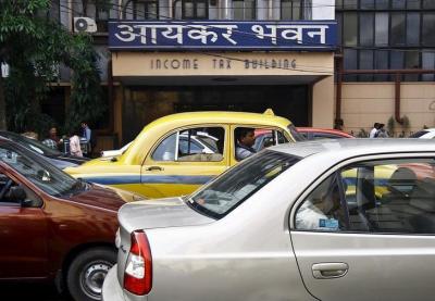 Commuters sit in cars in front of the income tax building during a traffic jam in Kolkata April 2, 2015. Photo: Reuters/Rupak De Chowdhuri/Files