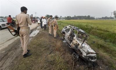 Police personnel look at the overturned SUV which was destroyed in violence during farmers' protest, in Tikonia area of Lakhimpur Kheri district on October 4, 2021. Photo: PTI