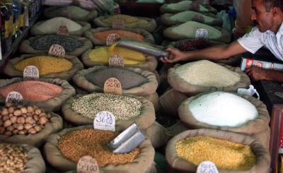 Pulses being sold at a market. Photo: Reuters.