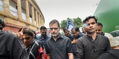 Congress leader Rahul Gandhi, wearing black clothes, along with party MPs marches towards Rashtrapati Bhawan as part of party's nationwide protest over price rise, unemployment and GST hike on essential items, in New Delhi, August 5, 2022. Photo: PTI/Arun Sharma