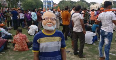 A BJP supporter wearing Modi's mask at a rally in Bengal. Credit: The Wire
