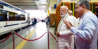File photo of Prime Minister Narendra Modi and railways minister Ashwini Vaishnaw flagging off a train. Photo: PTI