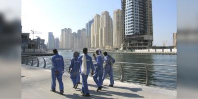 Indian construction workers taking a stroll on the Dubai Marina Promenade during lunch/heat break. Photo: flickr.com/Paul Keller/CC BY 2.0 DEED 