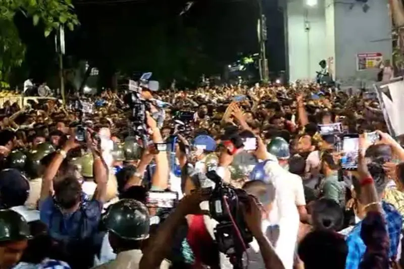 মার খেয়েও রাতভর আন্দোলনে অনড় চাকরিহারারা মার খেয়েও রাতভর আন্দোলনে অনড় চাকরিহারারা